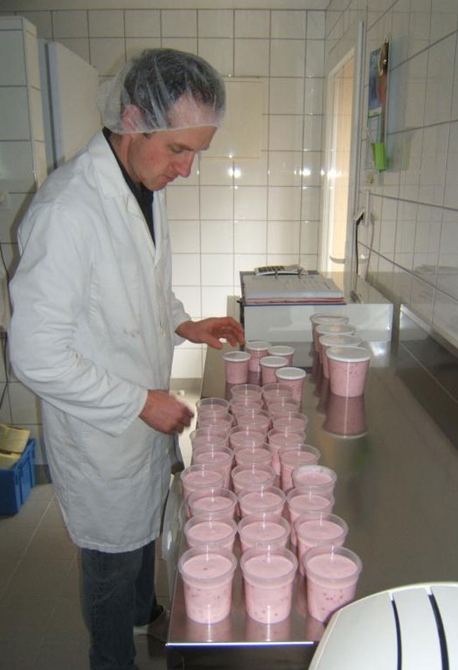 La mise en pot des yaourts par Roger Trommenschlager
